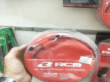 "RCB Hose Pipe 550mm – durable and high-performance brake line for motorcycles."