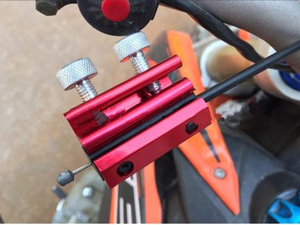 Motorcycle throttle cable oiler with double-head oil clamp for efficient lubrication.